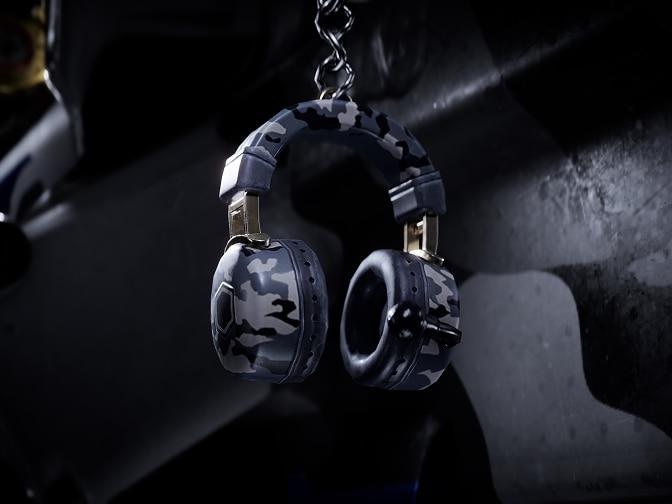 Weapon charm of camouflaged headphones.